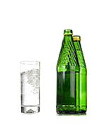 минеральная вода в бутылках со стаканом