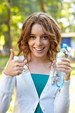 девушка пьет воду Эталон в бутылке