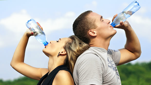 люди пьют бутилированную питьевую воду